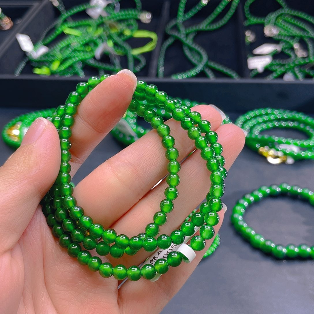 翡翠未镶嵌颈饰    