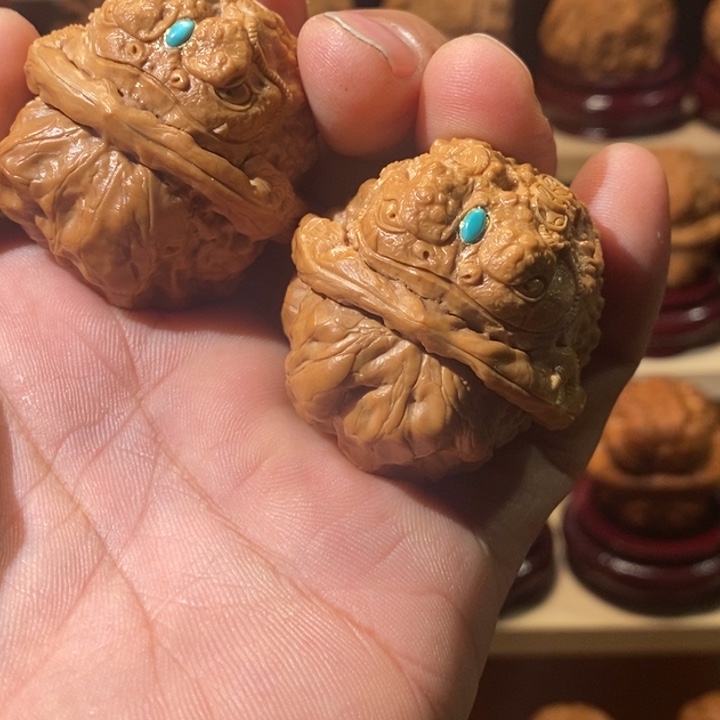 郝***逼核桃单面镶嵌金蟾000000000000