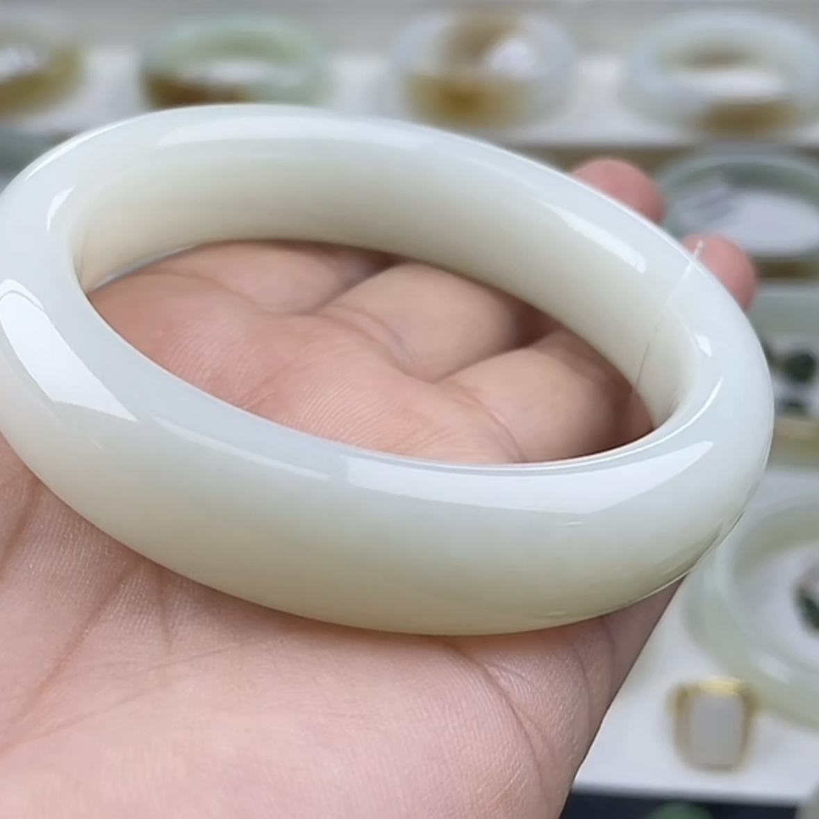 精品和田玉暖白宽版时尚百搭玉镯子