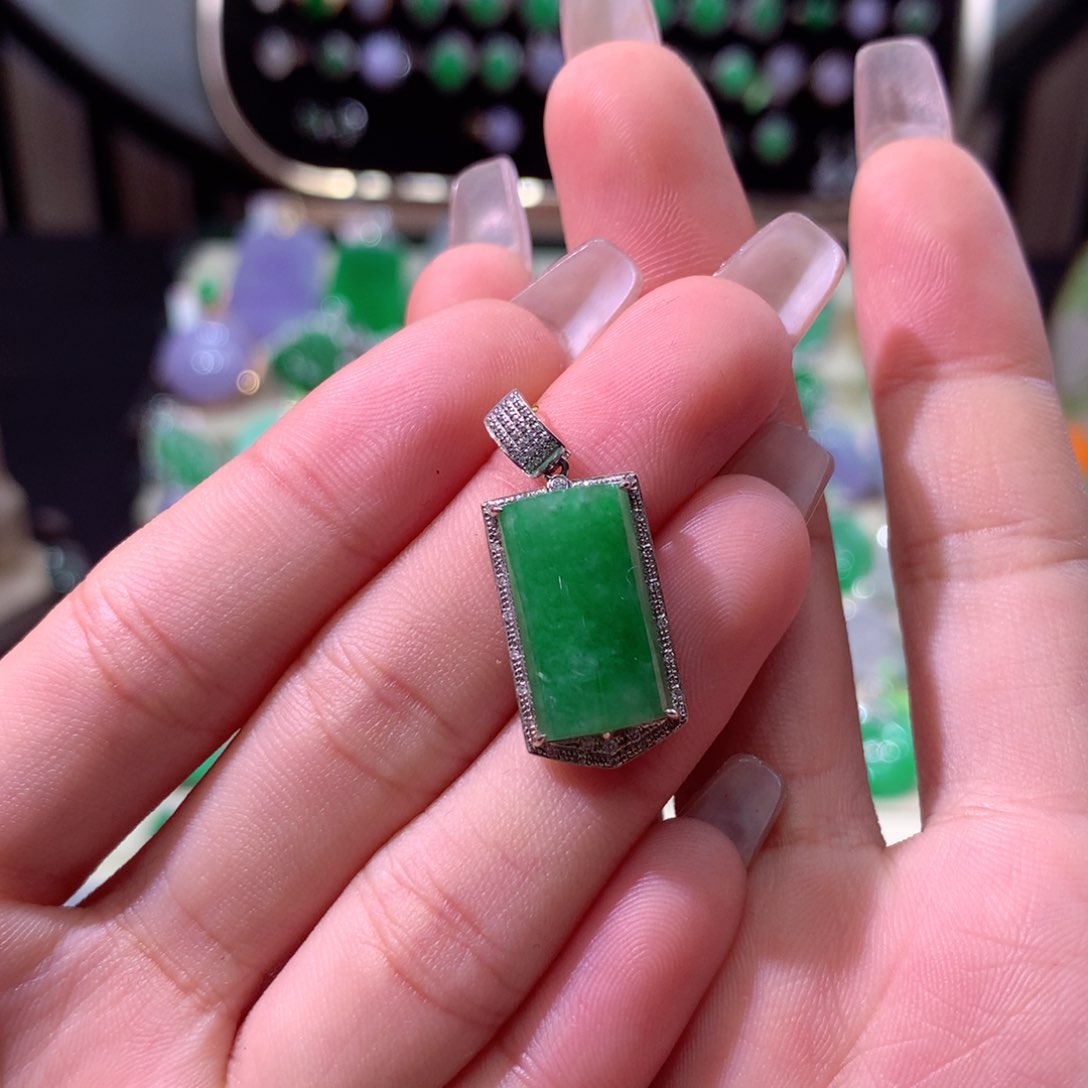 翡翠颈饰18K金镶嵌翡翠