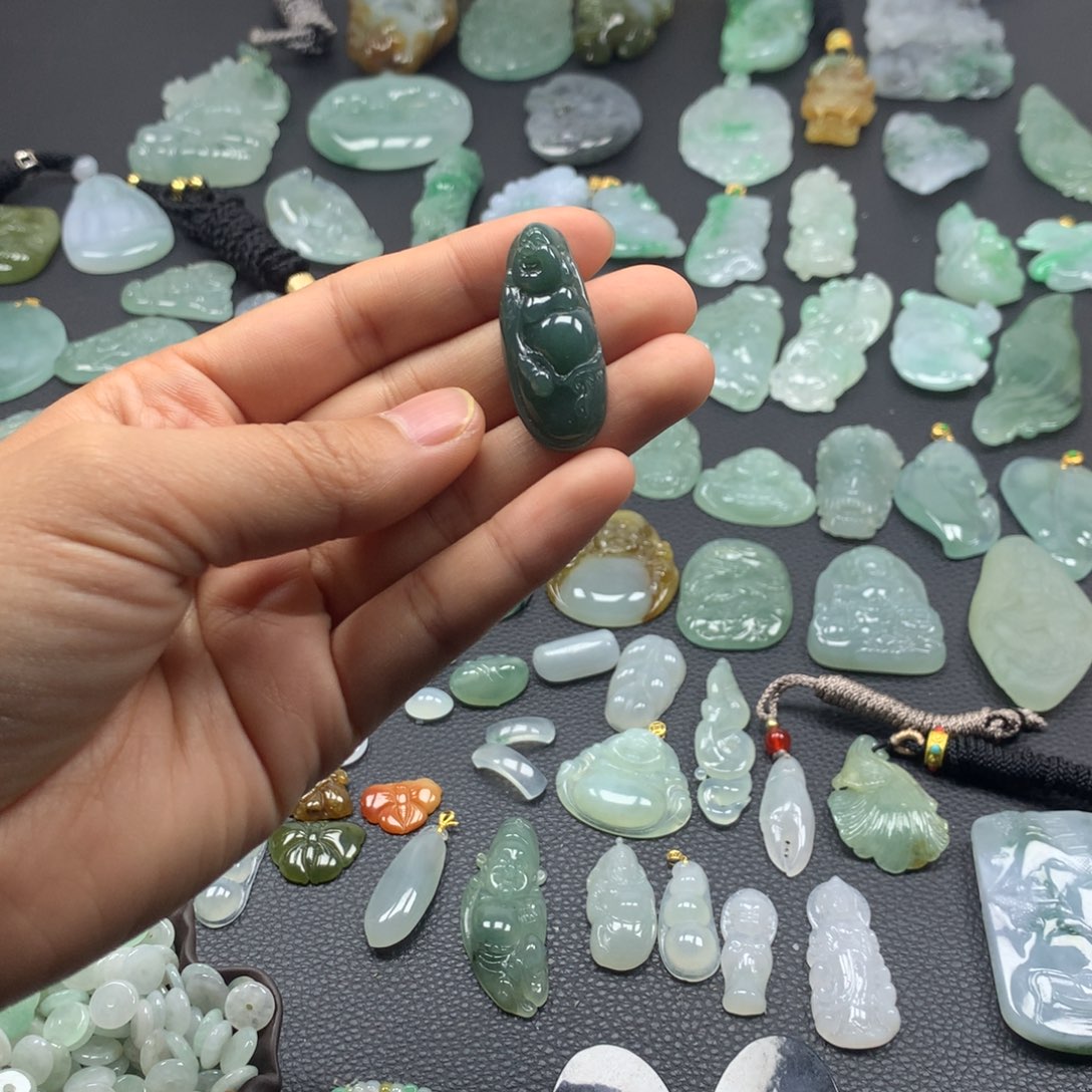 翡翠颈饰未镶嵌布袋佛