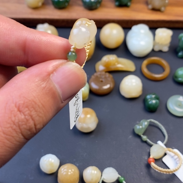 樂***幽和田玉未镶嵌颈饰