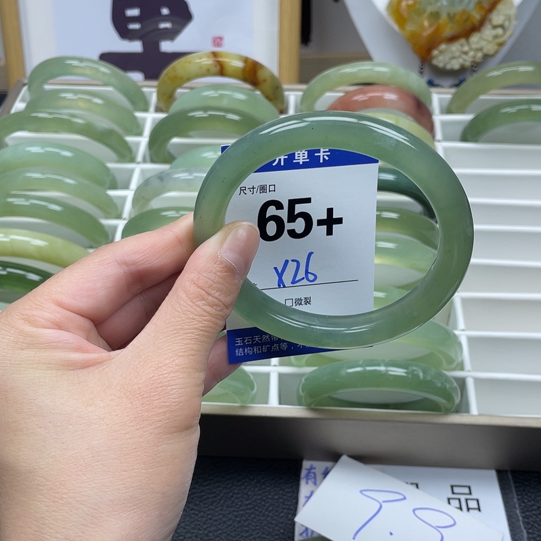 蛇纹石玉手镯未镶嵌