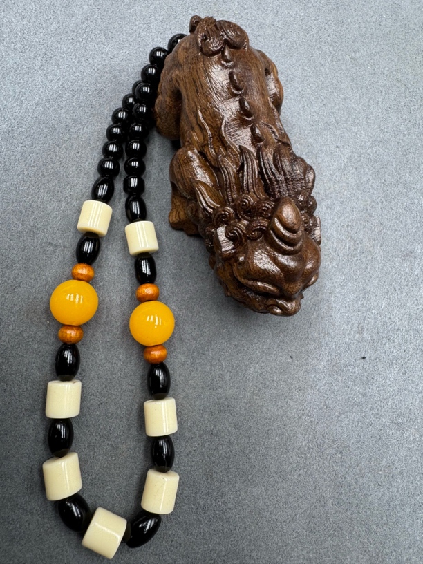 532沉木雕刻手把件