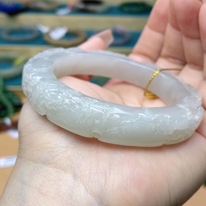 和田玉手镯57圈口。编号12未镶嵌