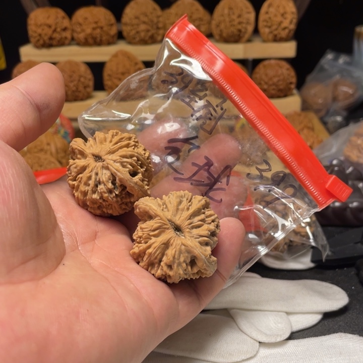 扬***.文玩核桃把件虎头