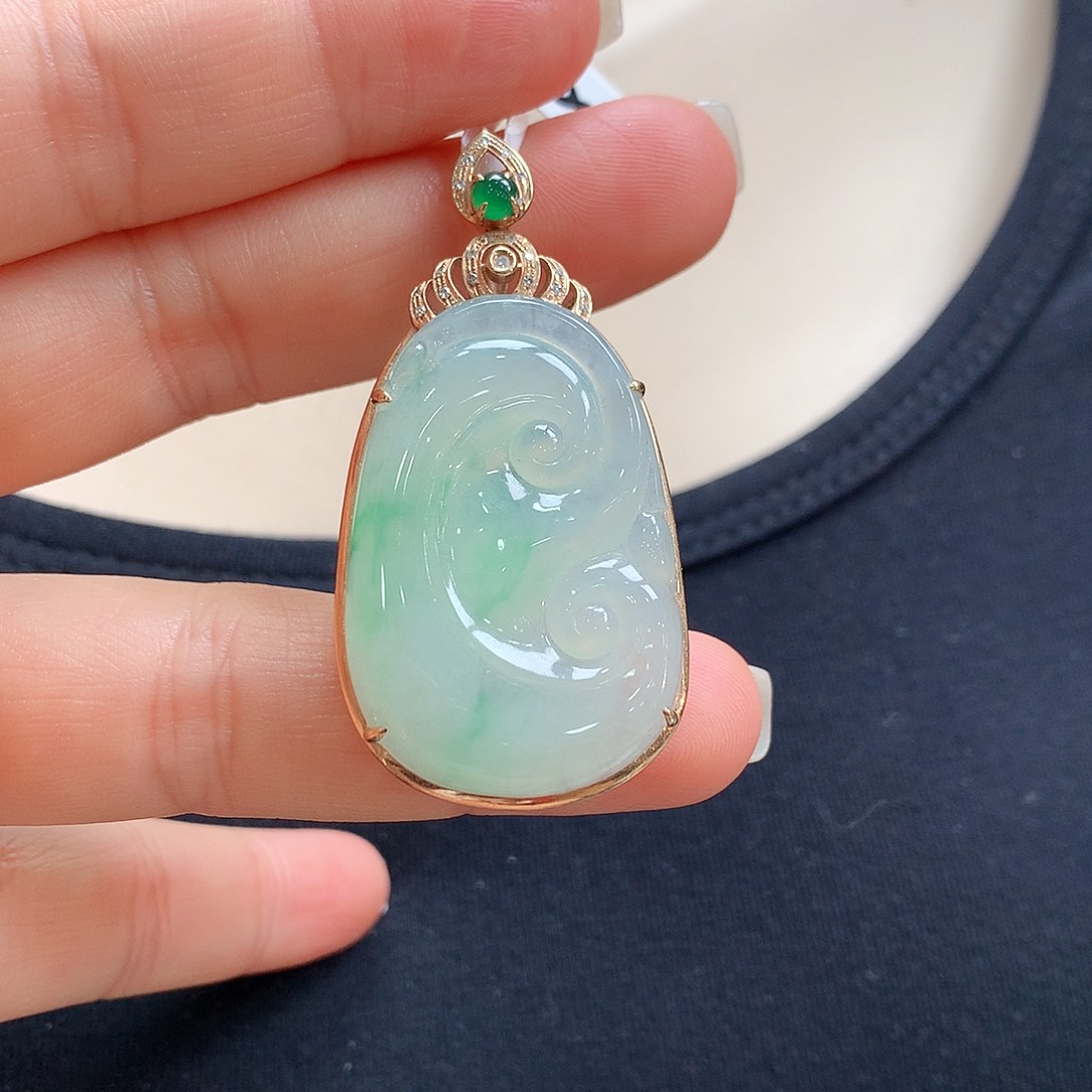 翡翠颈饰18K金镶嵌如意