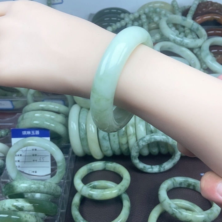 蛇纹石玉手镯未镶嵌