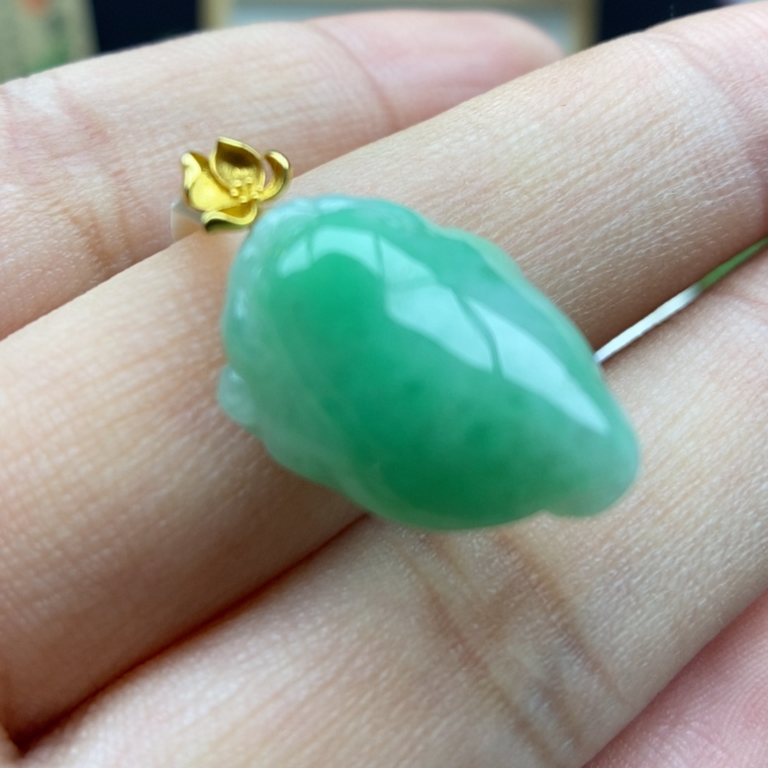 翡翠18K金镶嵌颈饰吊坠