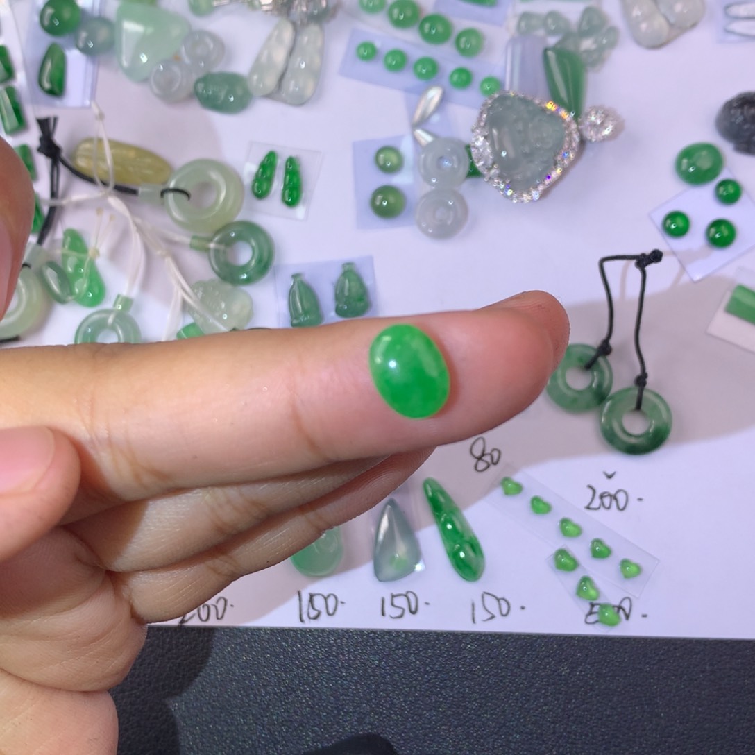 翡翠颈饰未镶嵌蛋