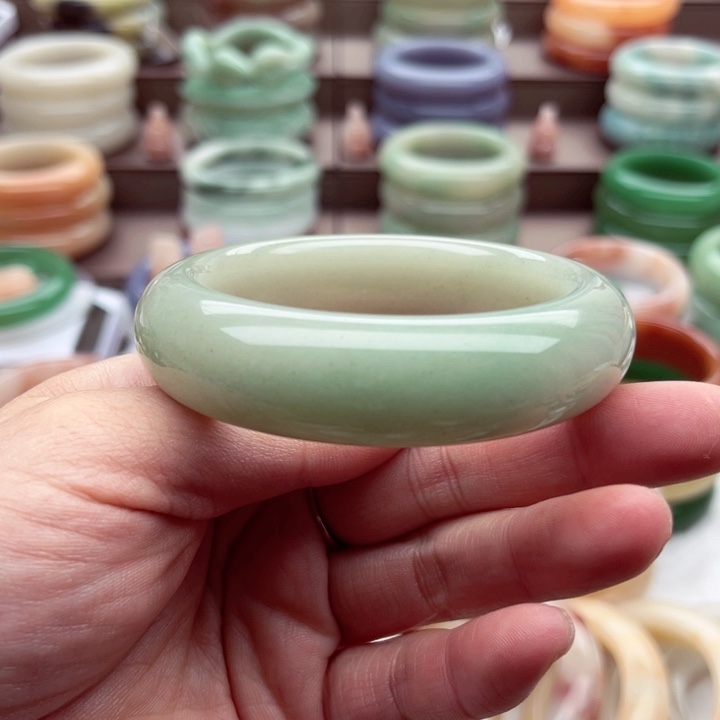 石英质玉手镯未镶嵌兔**宝