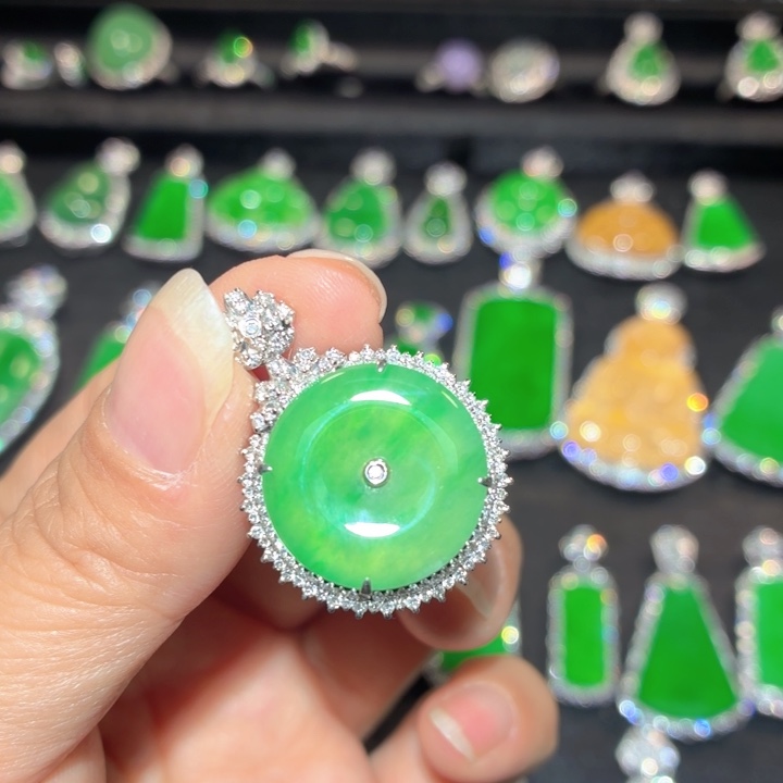 影***绰翡翠18K金镶嵌吊坠(不含链)翡翠