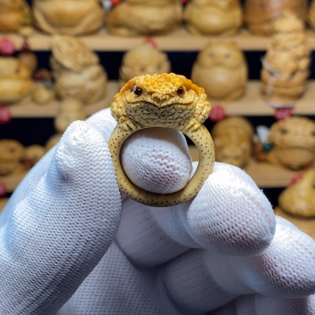 明***序竹竹根雕金蟾戒指