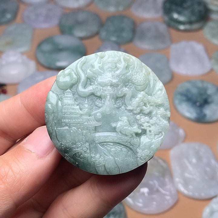 翡翠未镶嵌颈饰山水龙牌、有石纹