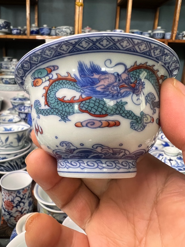 景德镇青花斗彩龙如式杯。容量100 c