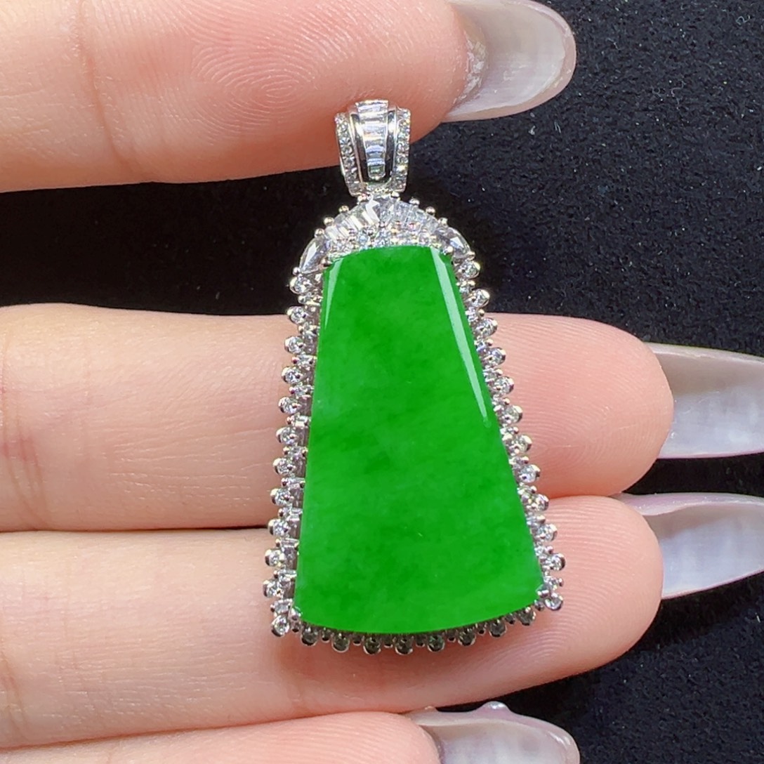 翡翠18K金镶嵌颈饰无事牌