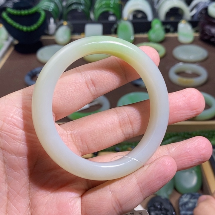 和田玉未镶嵌白玉带翠手镯53.6圈口46.5克