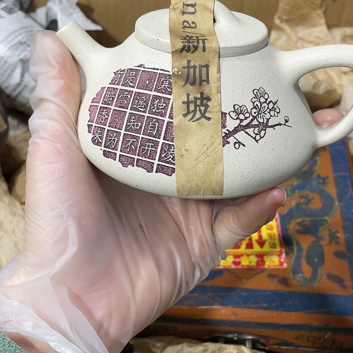 紫砂茶壶矿泥料，手工制作的一把紫砂壶。