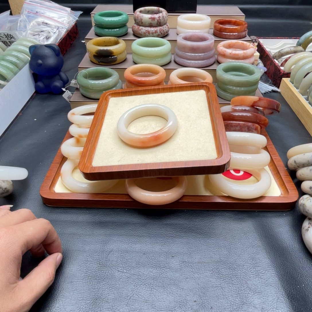 石英质玉手镯未镶嵌转****?