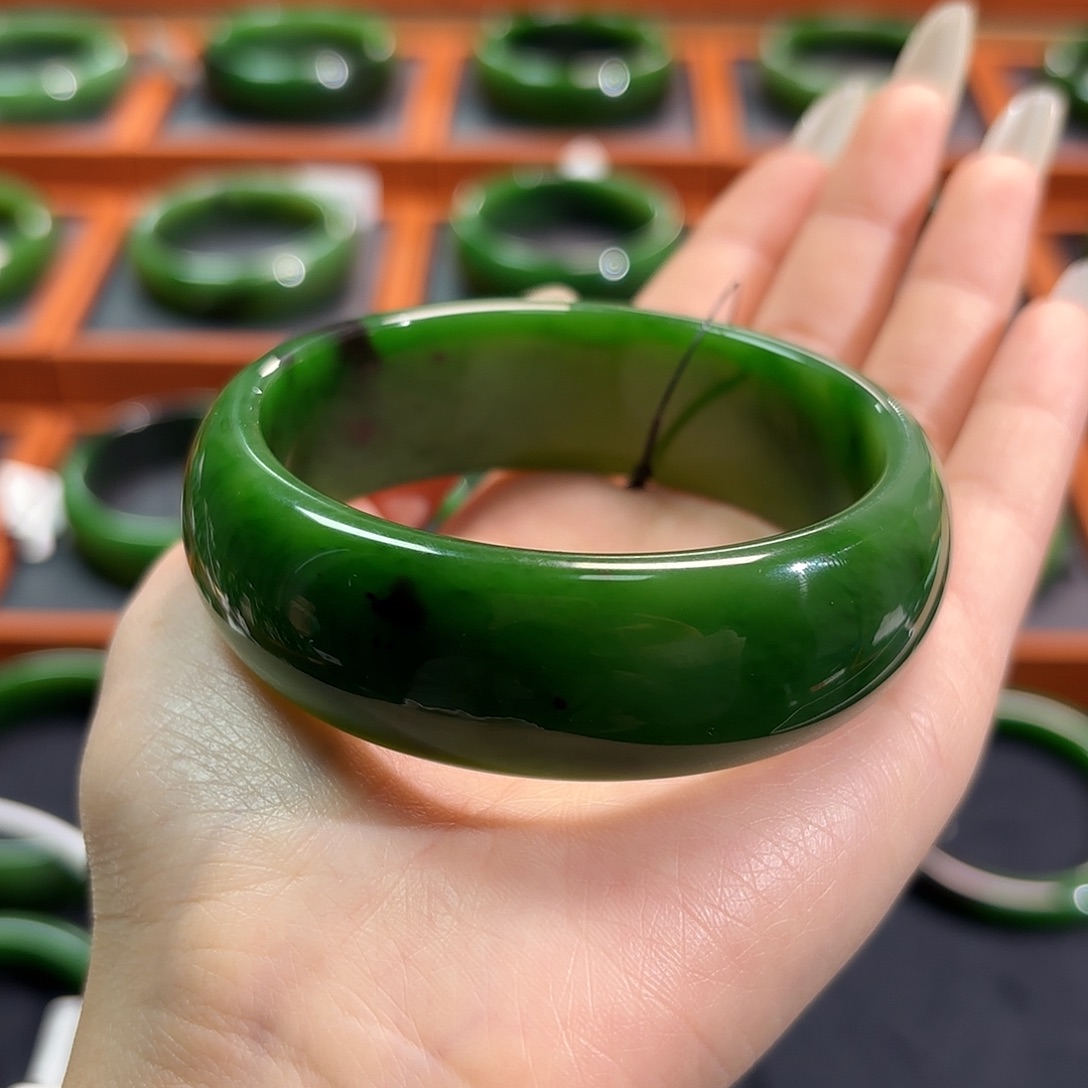 和田玉（碧玉）未镶嵌手镯红皮菠菜绿