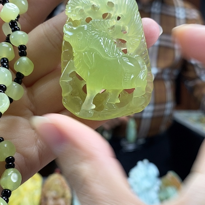 蛇纹石玉未镶嵌颈饰