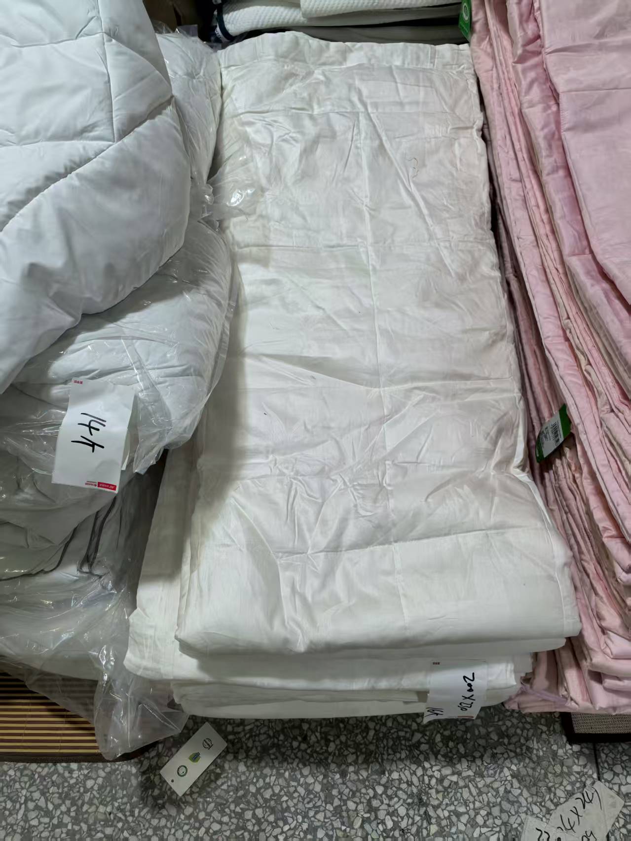 《厚广家》3楼200×230白色系全棉贡缎夏被 发1张，不挑色
