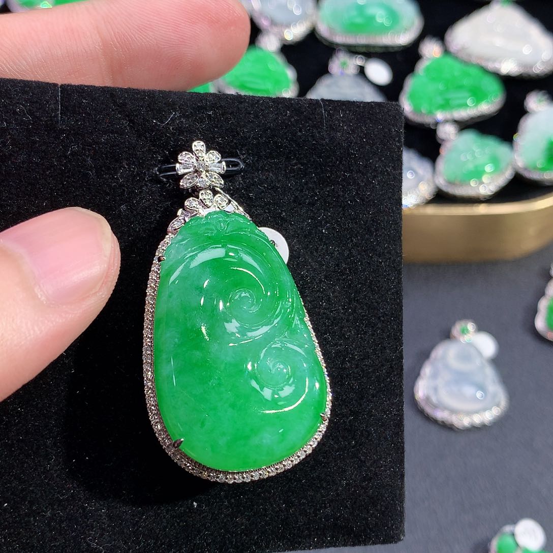 翡翠18K金镶嵌颈饰