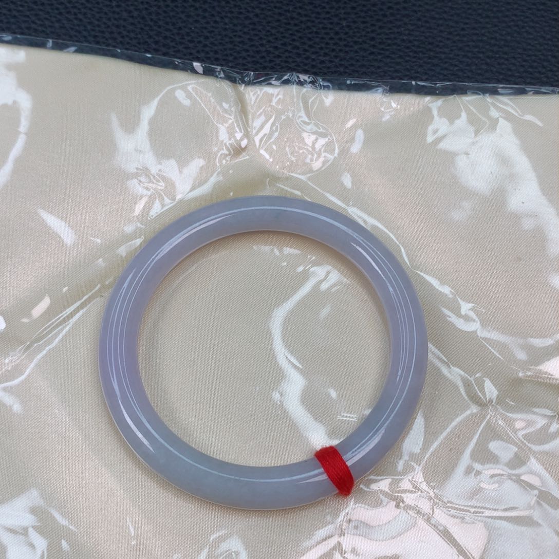 翡翠手镯未镶嵌…………