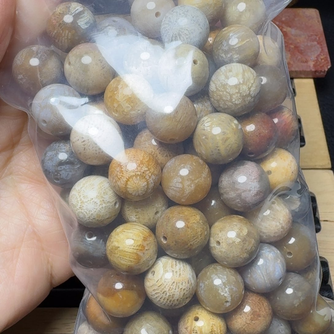 硅化玉13咪400克福利，个别有瑕未镶嵌