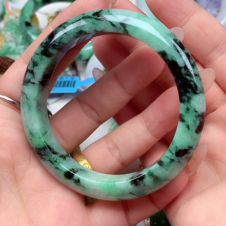 翡翠手镯未镶嵌翡翠手镯