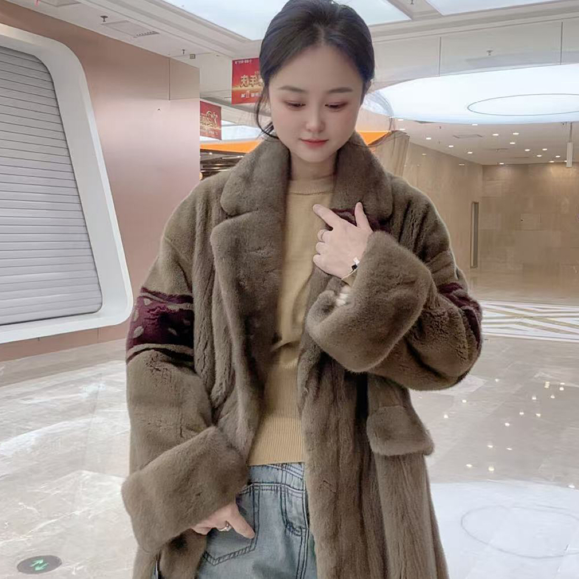 奶咖抠花风衣貂皮外套