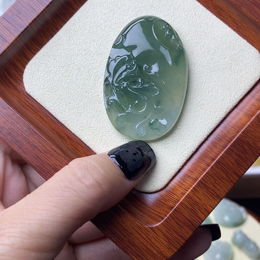 翡翠未镶嵌颈饰飘花龙牌