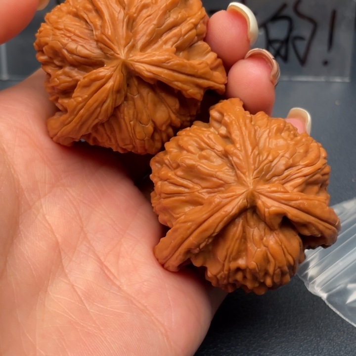 止***曜文玩核桃吊坠白狮子