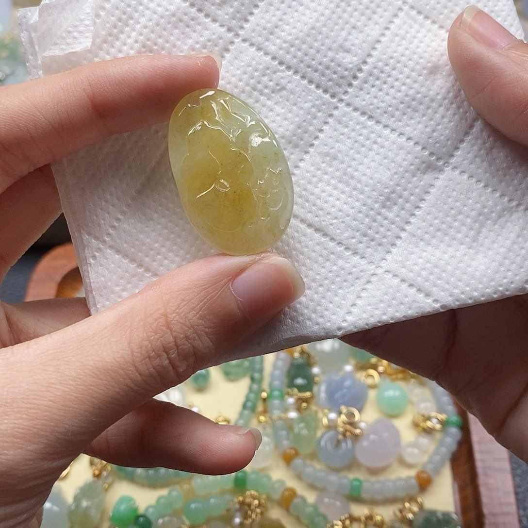 翡翠颈饰未镶嵌闪