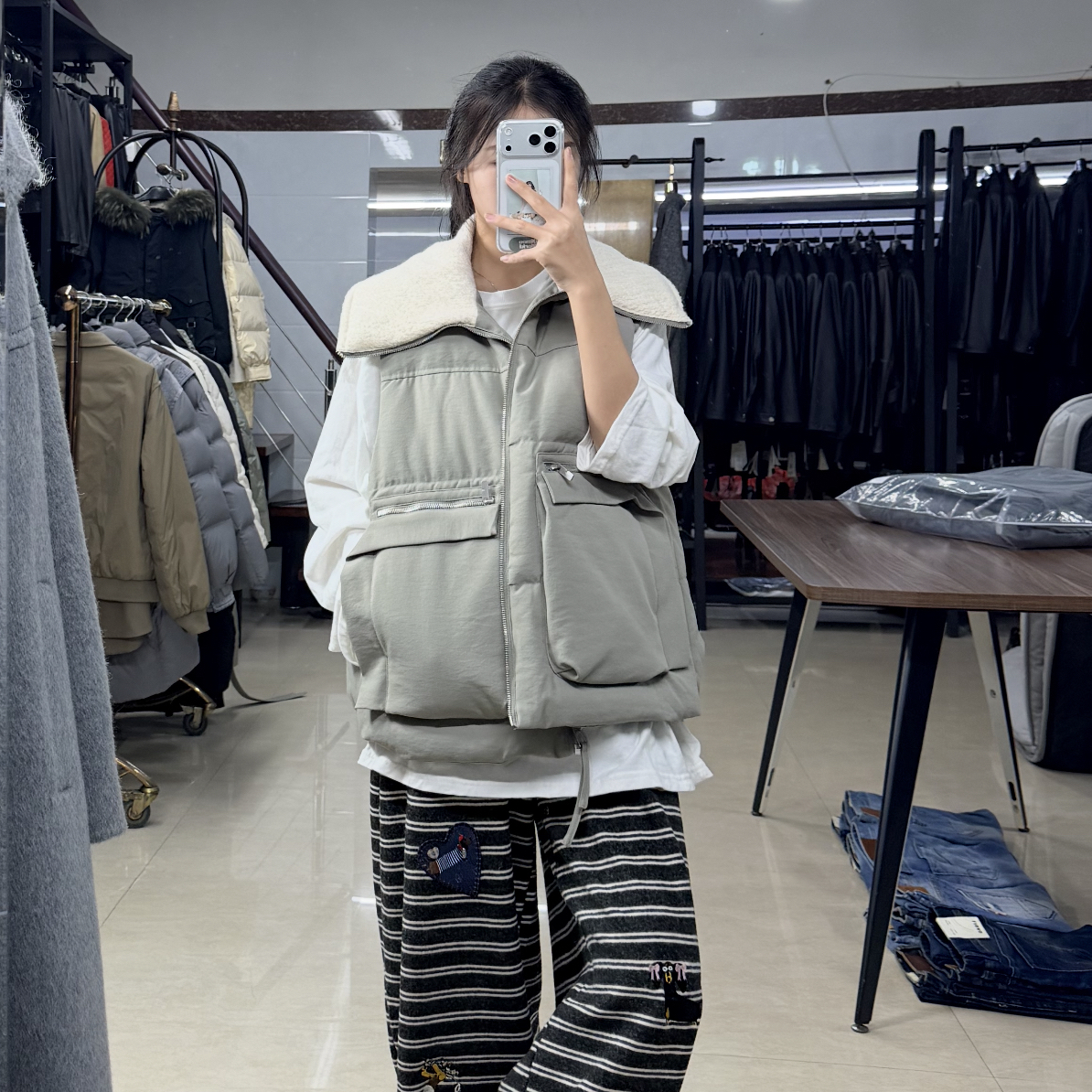 2025新款韩版白鸭绒阔版女款羽绒马甲外套