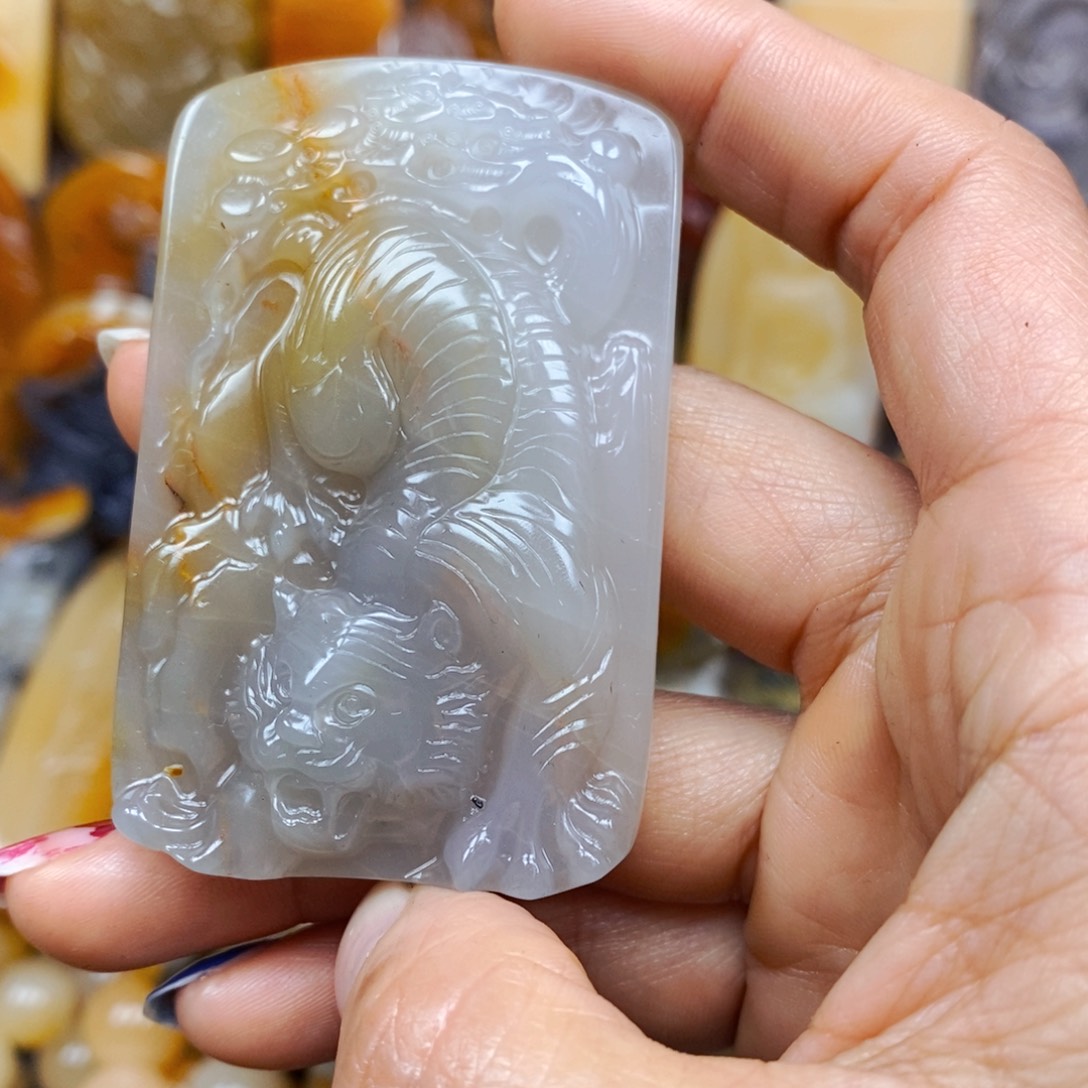石英质玉（黄龙玉）未镶嵌颈饰