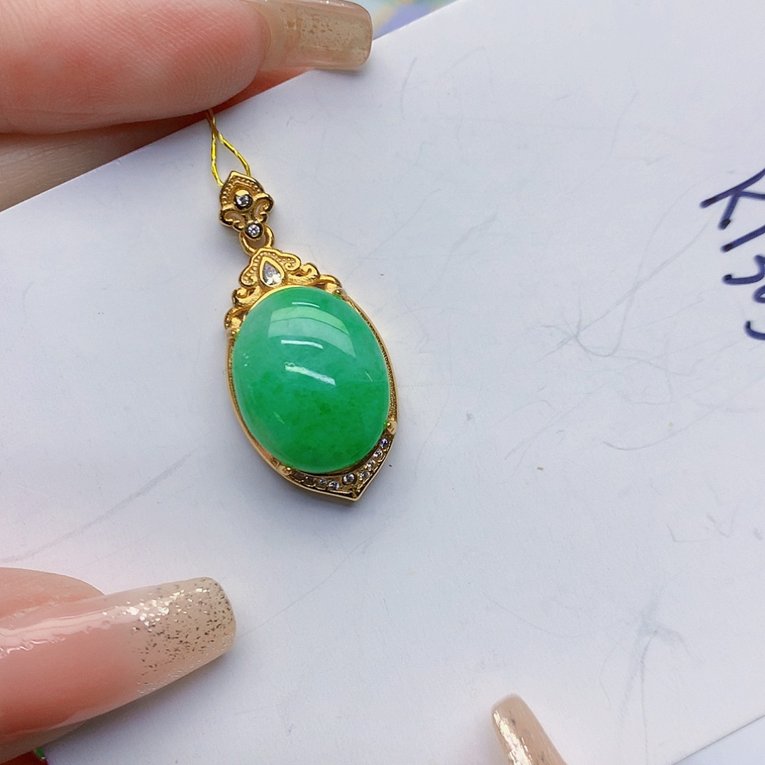 颈饰未镶嵌翡翠蛋面