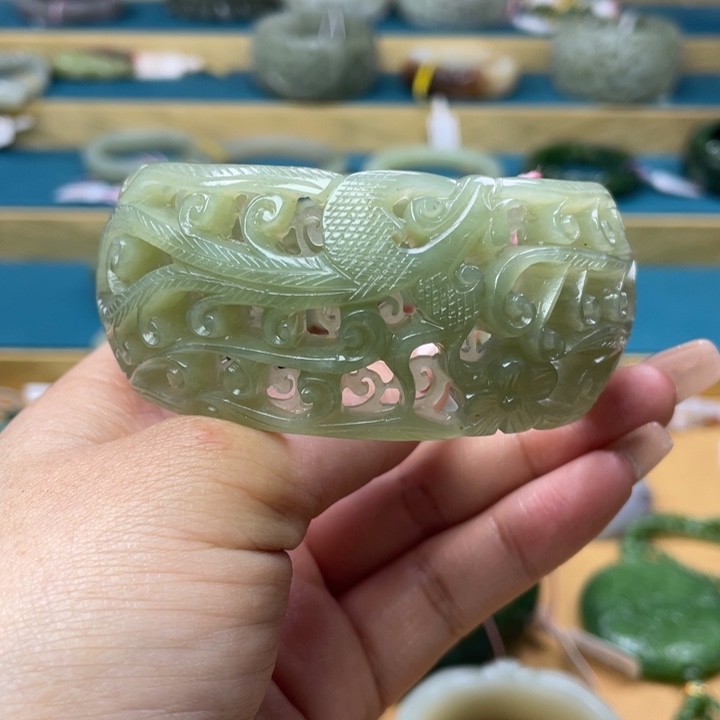 和田玉手镯63+圈口。编号73未镶嵌