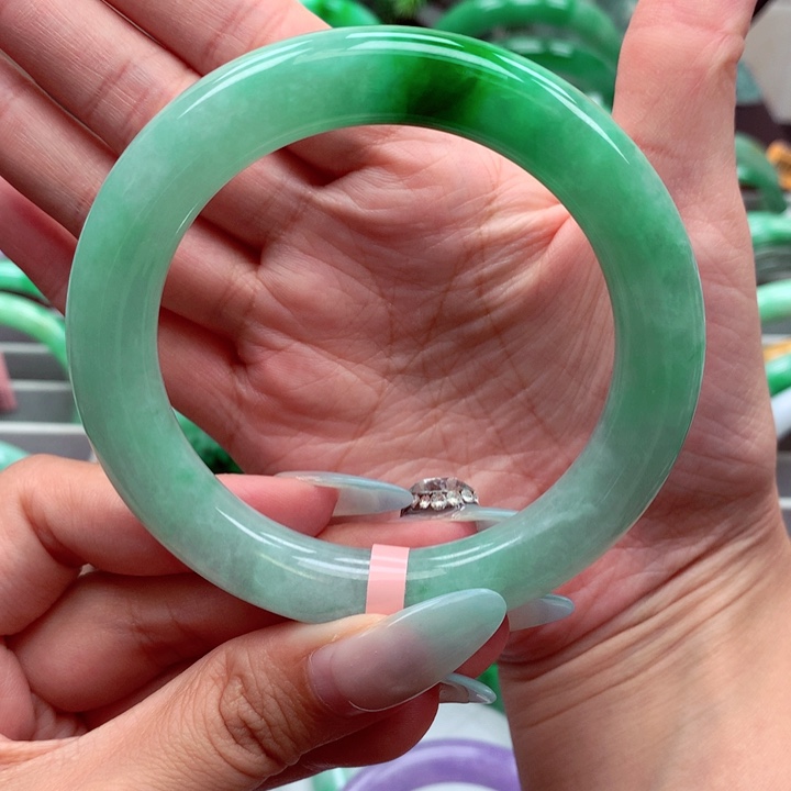 翡翠手镯未镶嵌翡翠