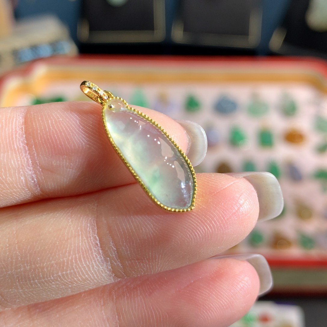 翡翠18K金镶嵌颈饰翡翠吊坠的未镶嵌