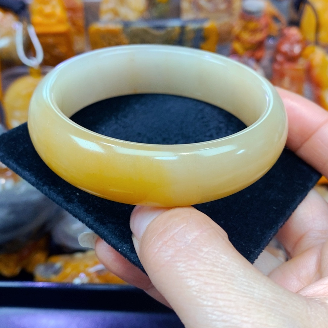 颈饰未镶嵌石英质玉