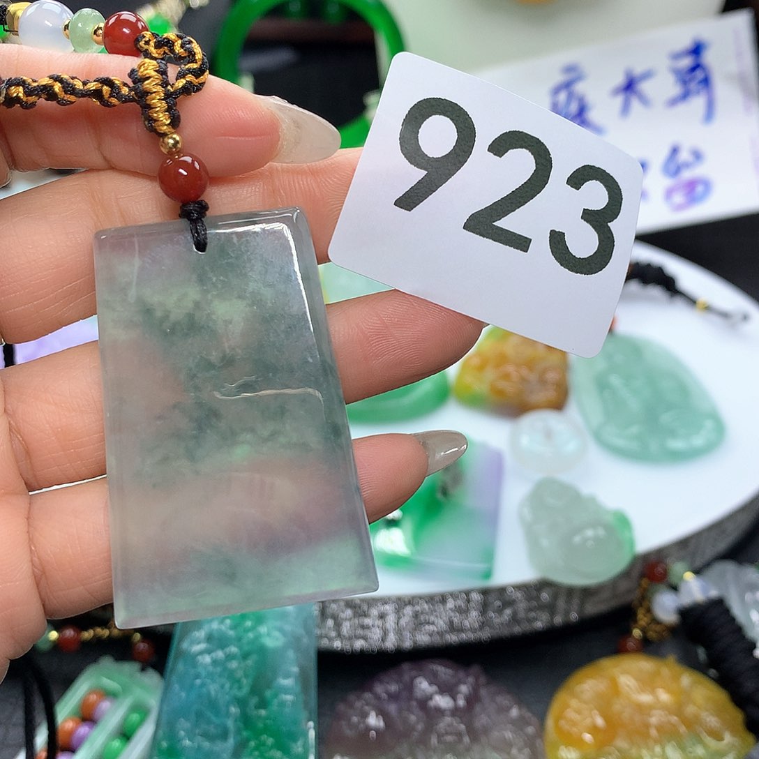 翡翠吊坠(赠链)未镶嵌