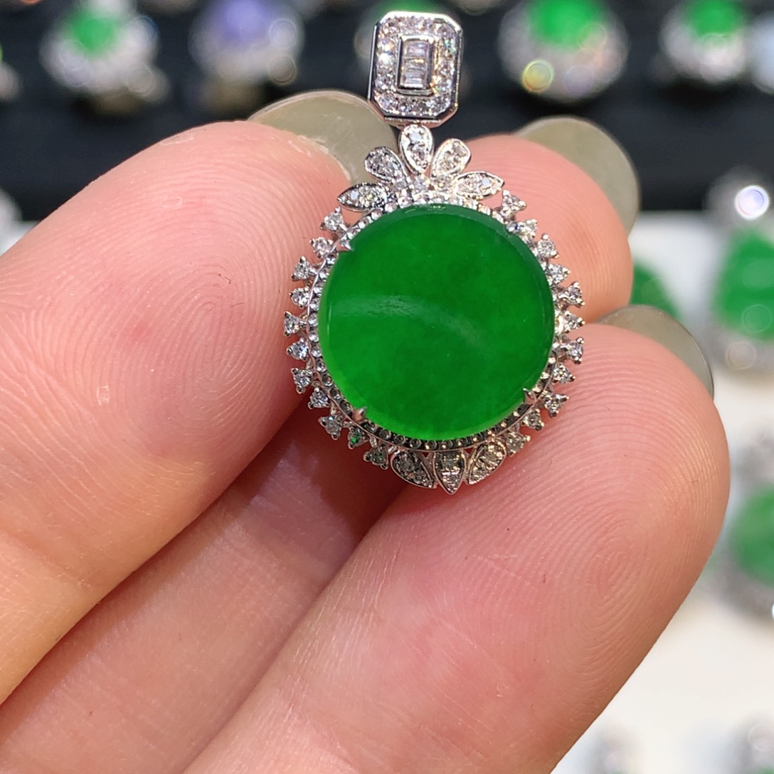 翡翠18K金镶嵌颈饰吊坠