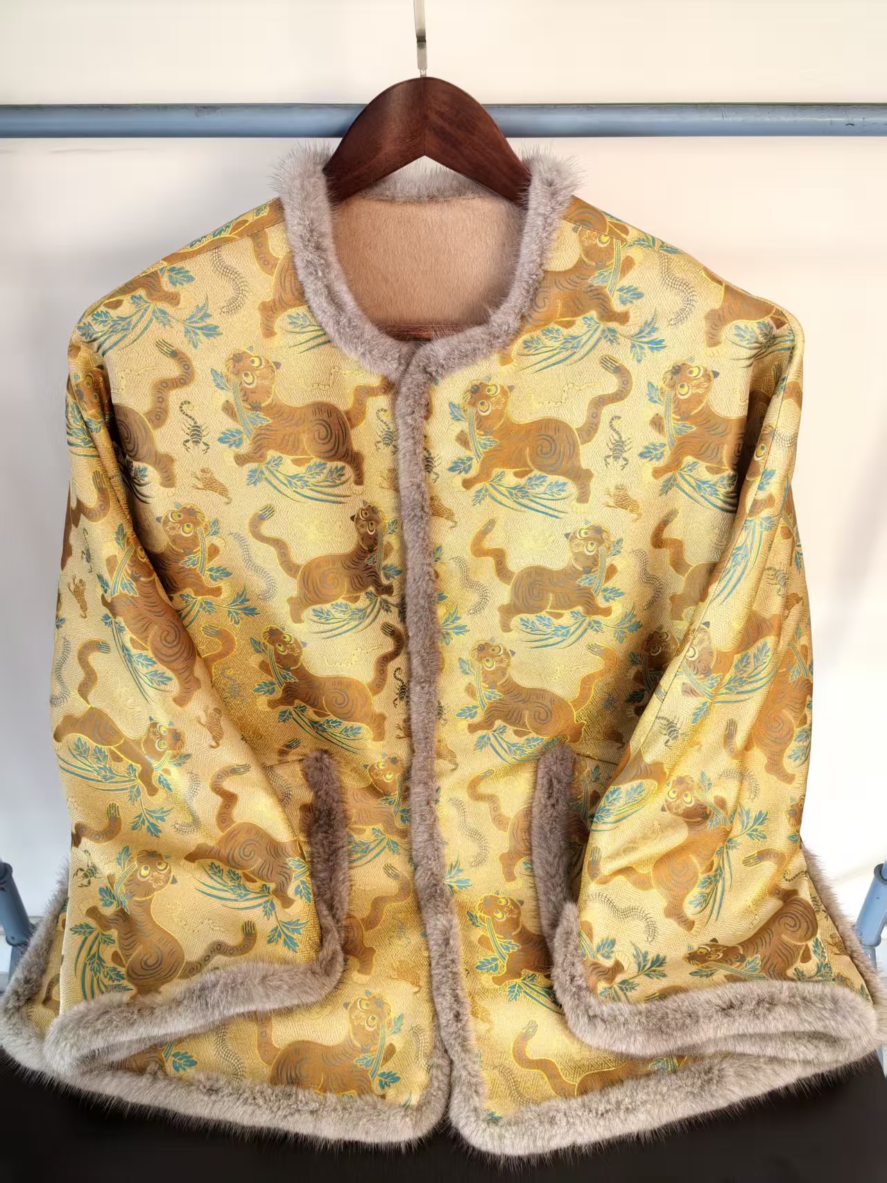 钱小萍-虎镇五毒新中式圆领中国双面穿休闲老虎宋锦加貂毛外套