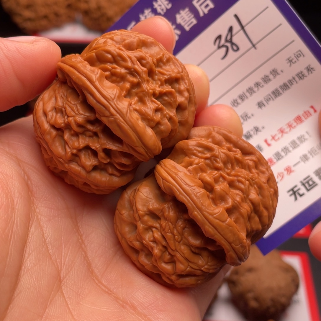 文玩核桃把件粗棱白狮子42.8尺