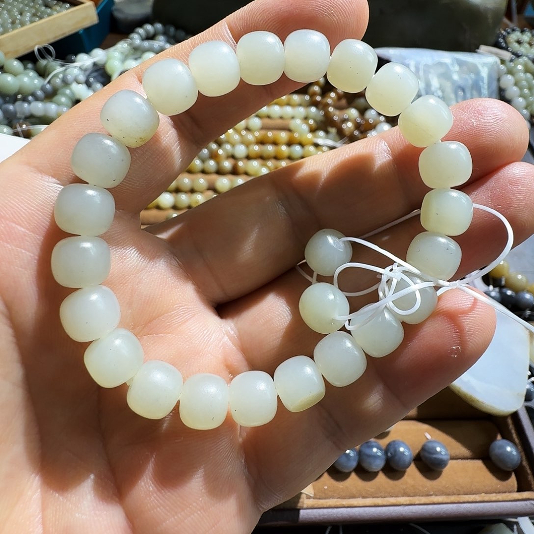 独***”和田玉未镶嵌手链