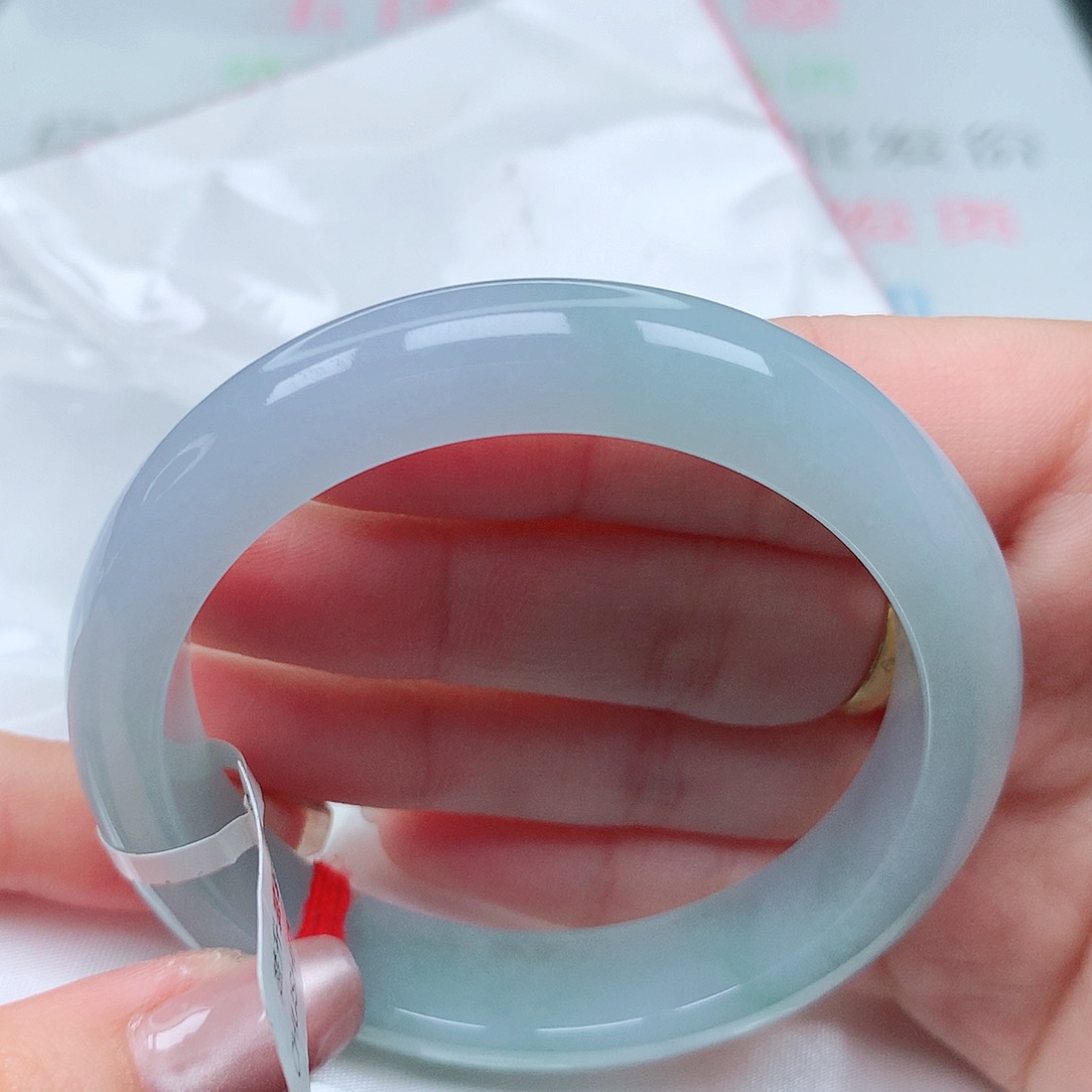 翡翠手镯未镶嵌姚*53圈。