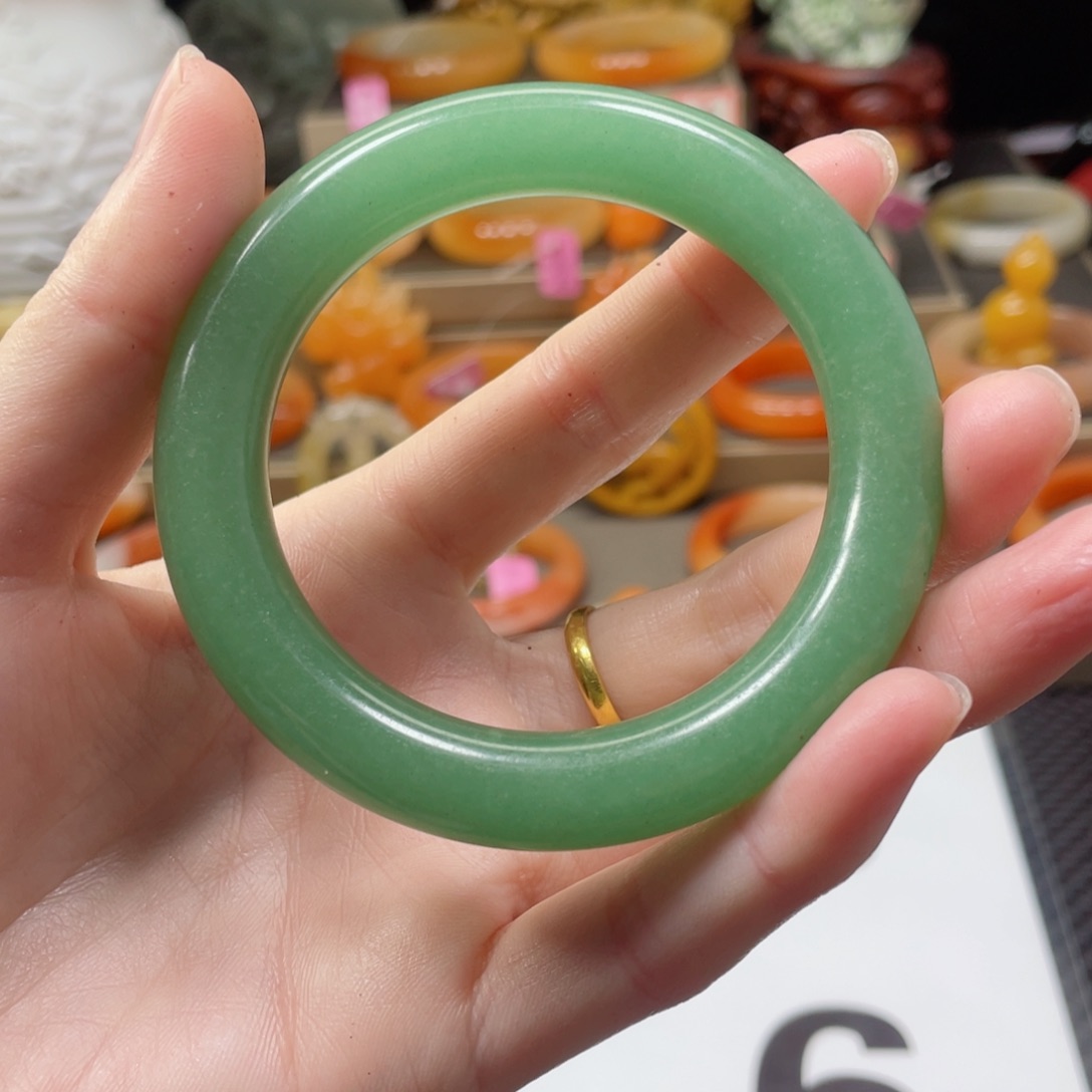 未镶嵌石英质玉（黄龙玉）手镯