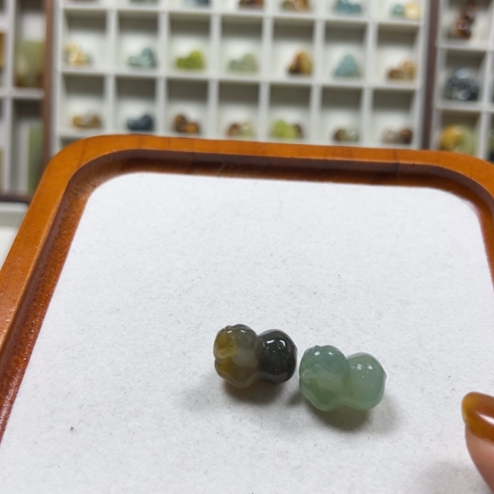 芦***萱蛇纹石玉未镶嵌颈饰