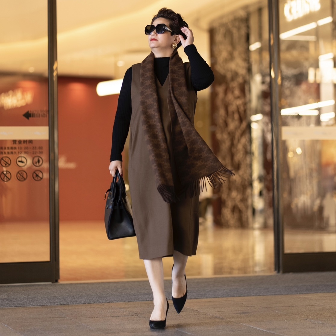 向红同学2025春装新款纯色进口面料百搭经典老钱风宽松背心裙0193